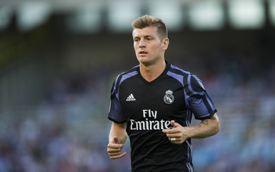 冠竞体育焦点-于帕梅卡诺这身高争顶无敌